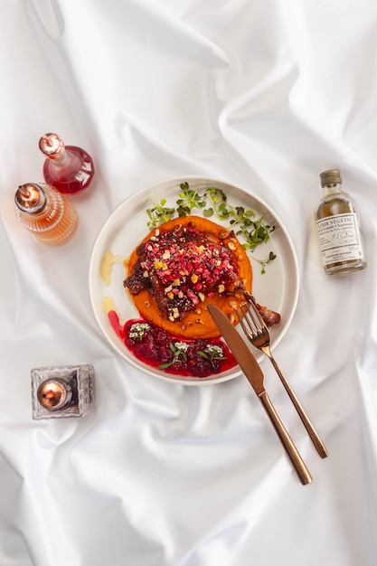 Kolacja przy świecach: talerz z daniem