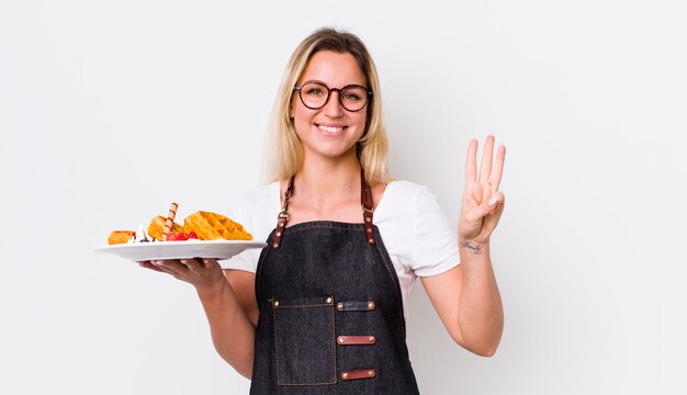 Uśmiechnięty uczestnik warsztatów kulinarnych